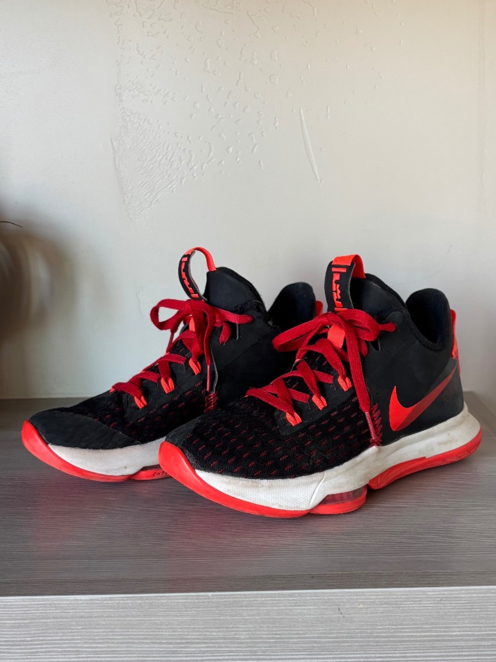 Nike LeBron Witness V  Basketball Shoes Blk/Red Mens 7